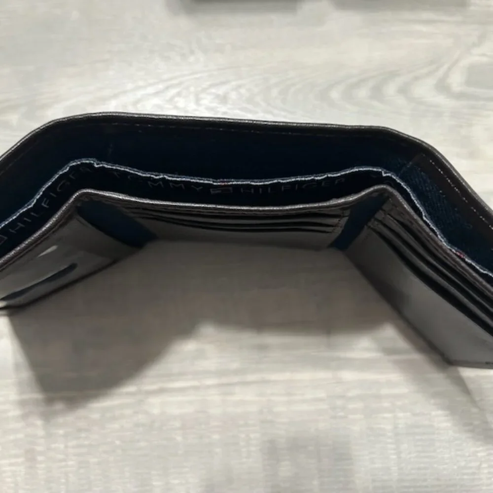 Tommy Hilfiger - NWOT Men's Dark Brown Trifold Leather Wallet & Valet